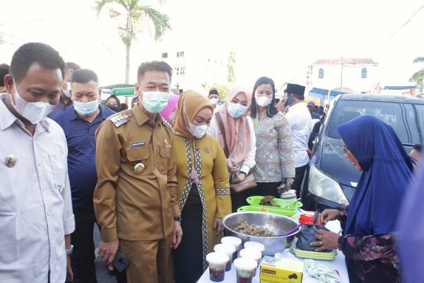 Bupati Afrizal Himbau ASN Untuk Berbelanja Dipasar Takjil Ramadhan